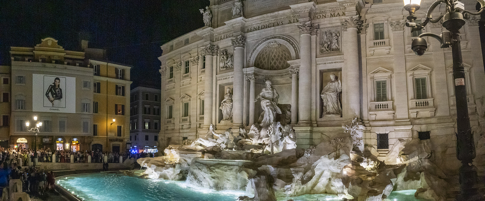 Fontana di trevi in notturna Vista a tre quarti della Fontana di trevi in notturna