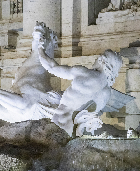 Primo piano su una scultura della fontana di trevi