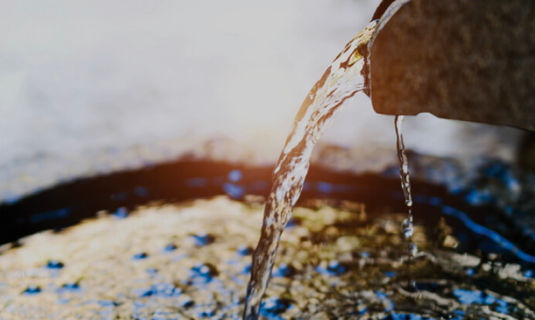 Acqua che sgorga da una fonte