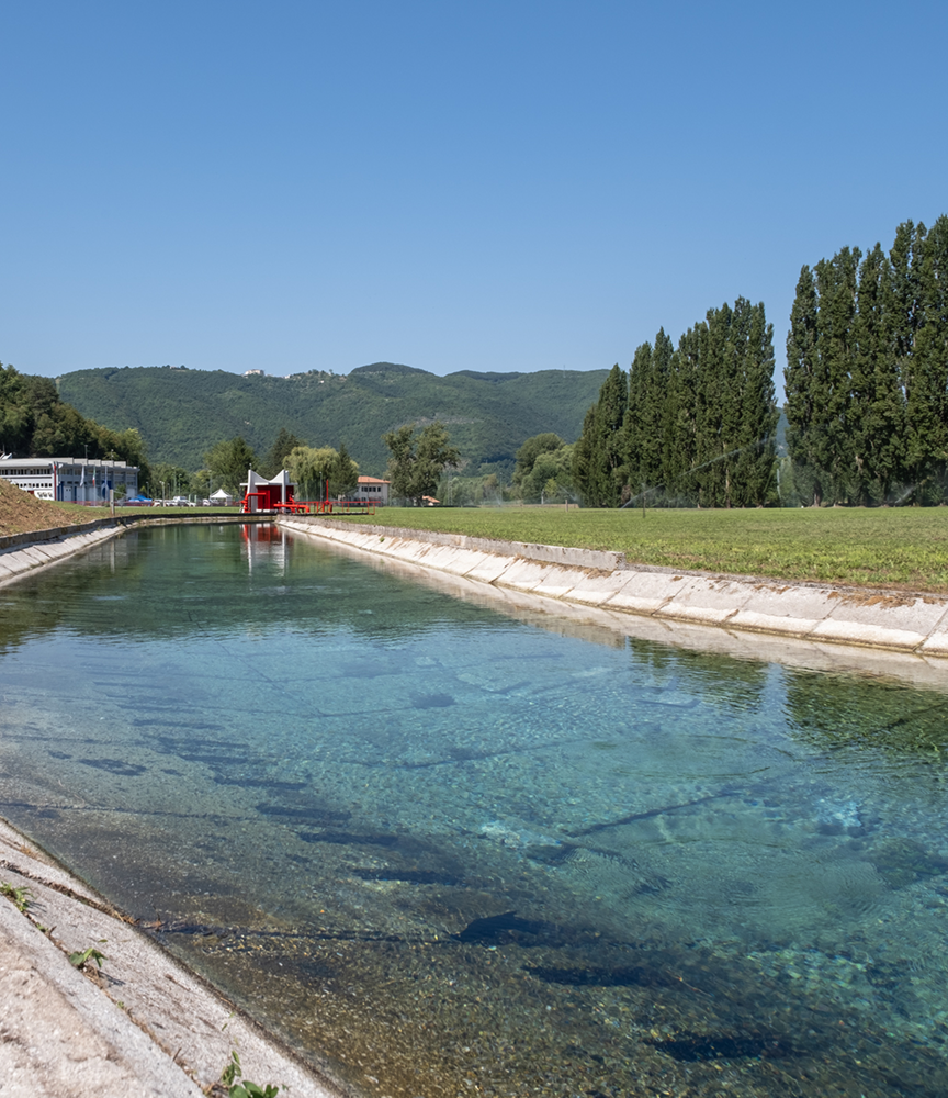 Un canale con acqua che scorre