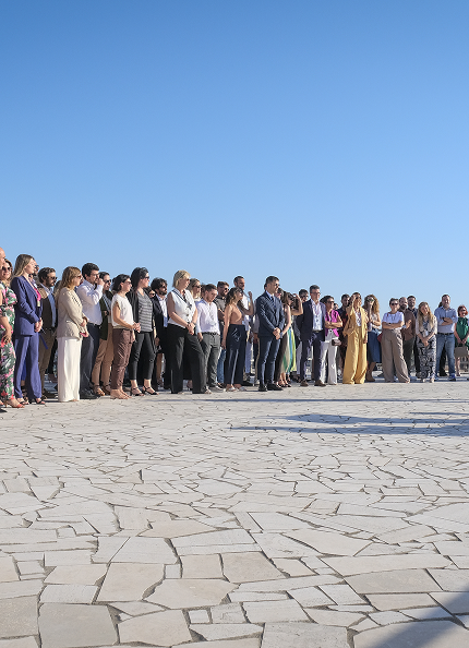gruppo di persone in piedi che assistono ad un evento