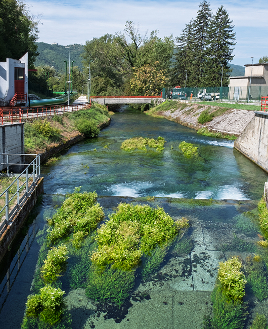 Canale artificiale con infrastrutture idrauliche sullo sfondo