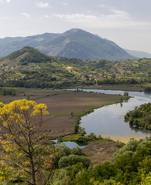 Un panorama montanto con un corso d'acqua