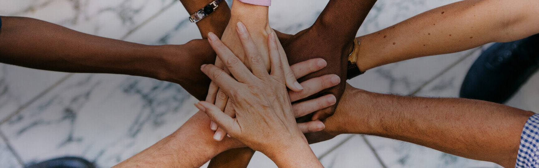 Mani di persone di diversa etnia