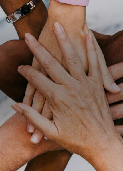 Mani di persone di diversa etnia